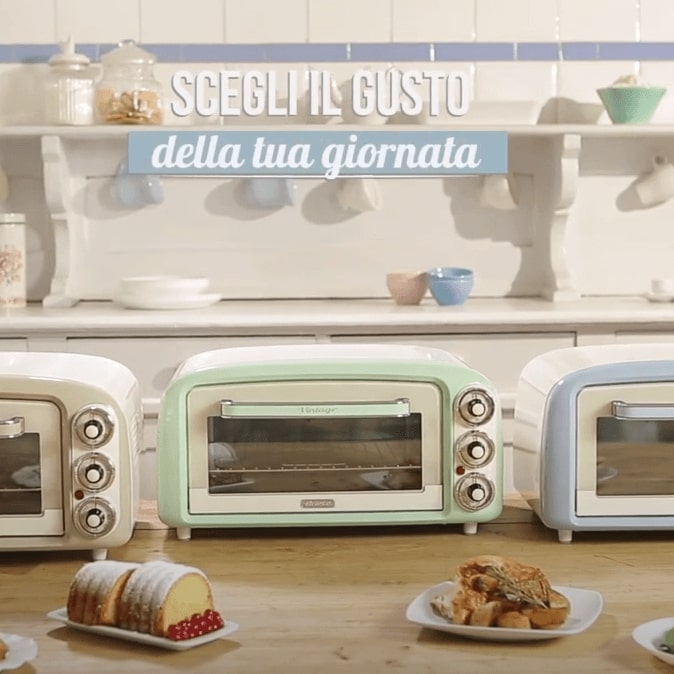Три тостера на кухненски плот с разнообразни сладкиши отпред; текстът по-горе гласи „scegli il gusto della tua giornata.