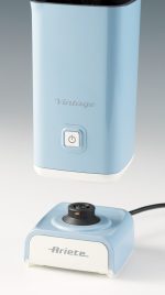 Светлосин винтидж електрически блендер ariete върху бяла повърхност, бутон за захранване в близък план и лого на марката.