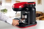 Човек, използващ червена и черна машина за еспресо, за да натъпче утайката от кафе в портафилтър в кухнята.