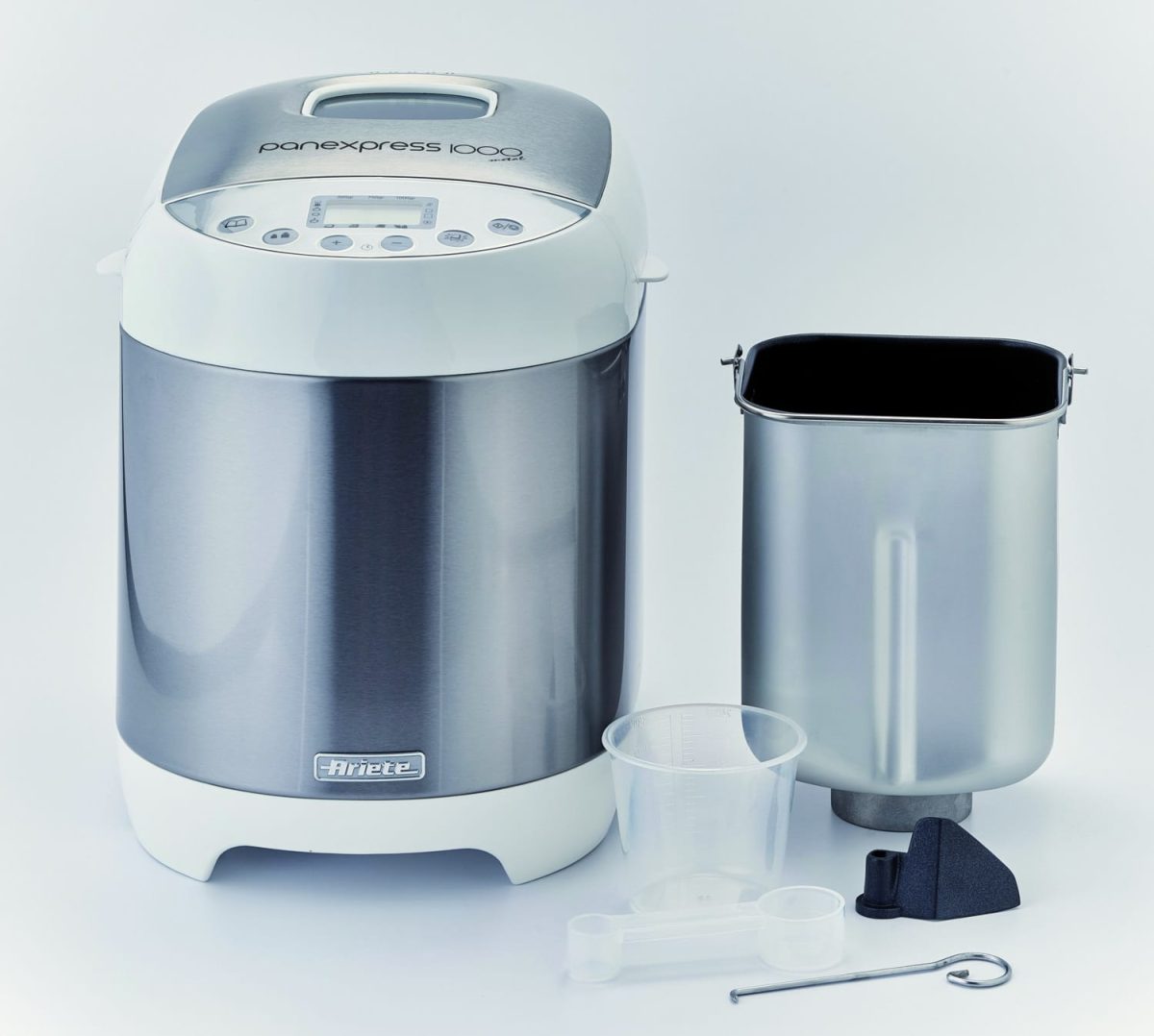 Модерна Хлебопекарна машина PANEXPRESS 1000 с изложени аксесоари, включващи мерителна чаша и лъжица, кука за тесто и вътрешна форма за печене.