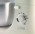 Едър план на бежов кухненски уред ariete с копче за управление и функционални икони.
