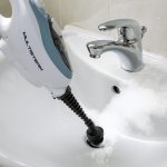 Електрическа четка за почистване на бяла мивка за баня в близост до Парочистачка STEAM MOP 10 в 1.