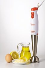 Пасатор PIMMY 200W, заедно със съставки, включително лимон, яйце и олио, евентуално настроен за приготвяне на майонеза.