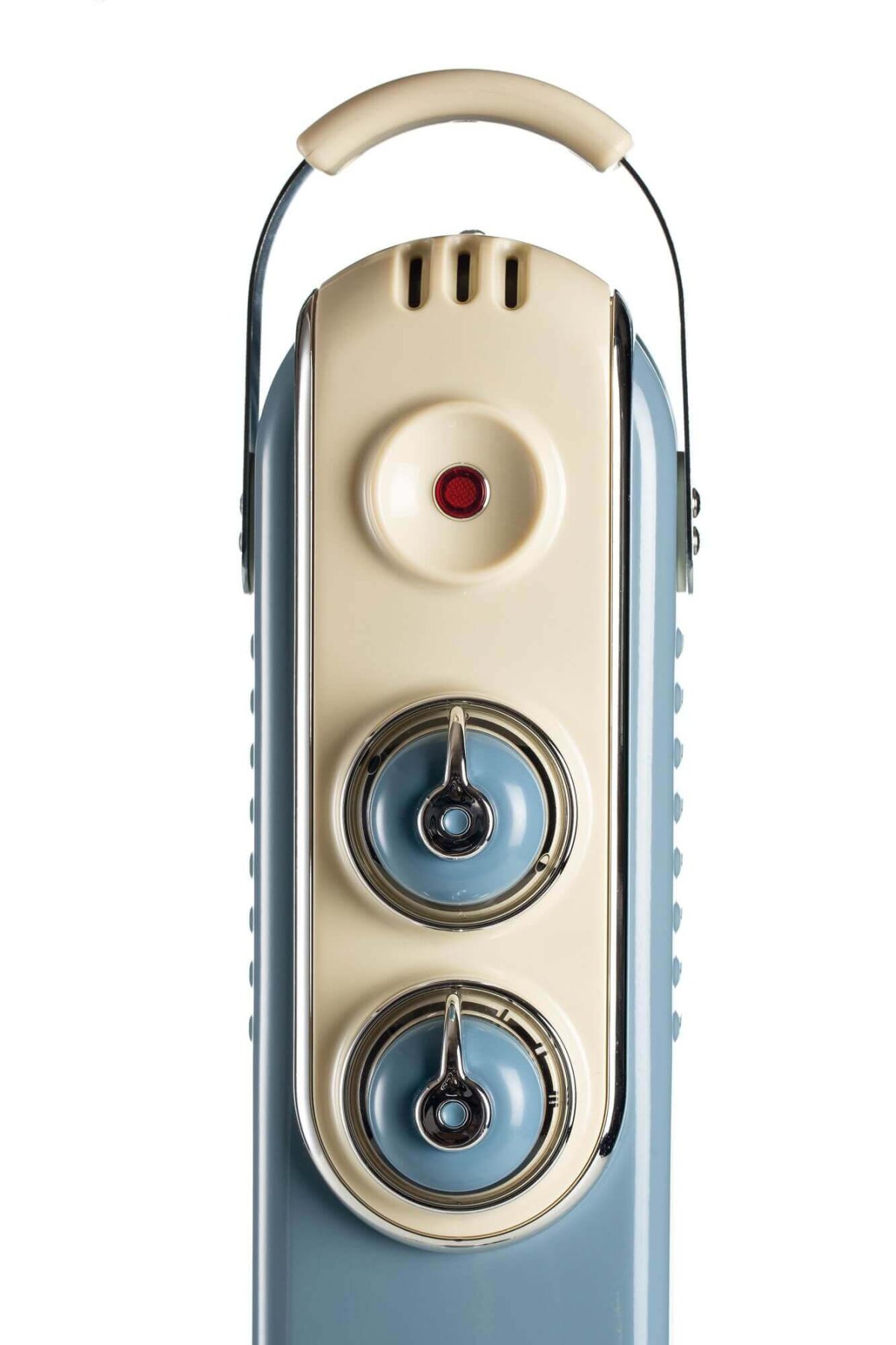 Ретро транзисторно радио в кремаво и синьо с бутони за управление и дръжка за носене, изолирано на бял фон.