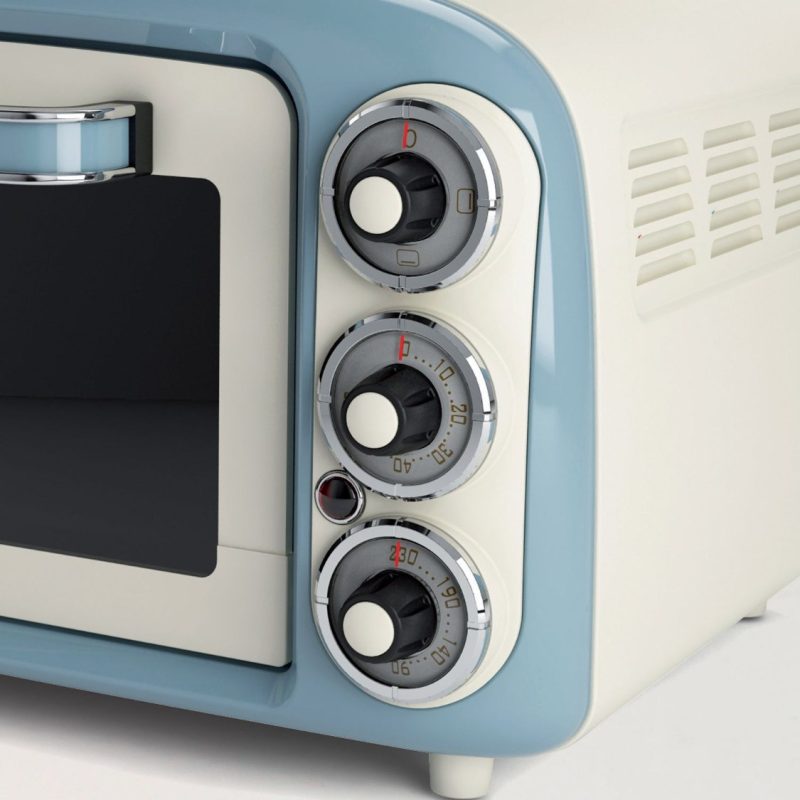Едър план на тостер в ретро стил с циферблати за контролни настройки, в сини и сребристи цветове.