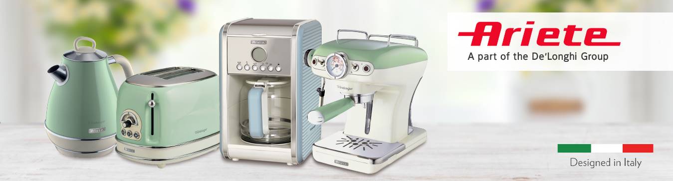 Три кухненски уреда Ariete, включително кафе машина, тостер и електрическа кана, са изложени на кухненски плот с флорален фон, демонстрирайки ангажимента на нашата компания към качество и стил.