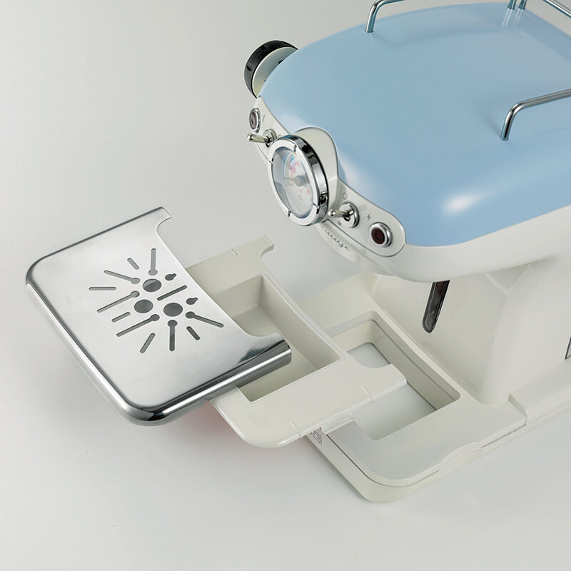 Стоматологичен стол с регулируема облегалка за глава и вградена лампа, включващ инструментален стол с метален дизайн.