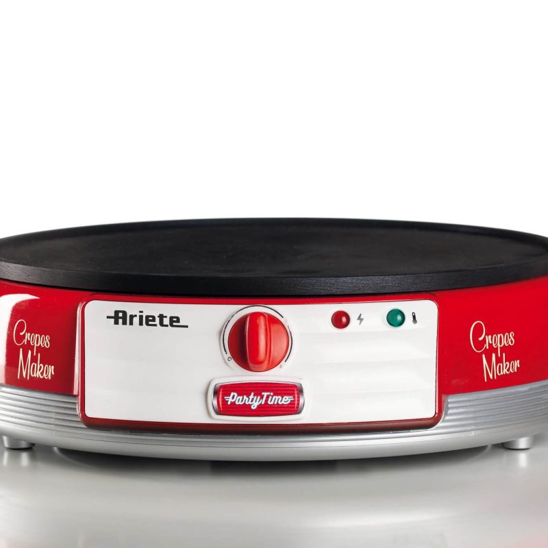 Червен Уред за палачинки PARTY TIME с лъскаво метално покритие и етикетирани настройки за управление, представени на бял фон.