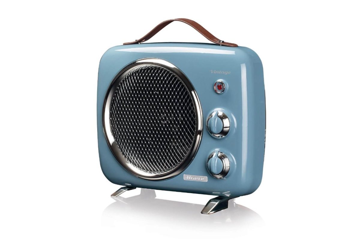 Синьо радио в ретро стил с кожена дръжка и сребристи копчета на бял фон.