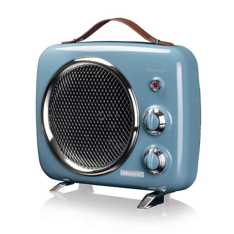Синьо радио в ретро стил с кожена дръжка и сребристи копчета на бял фон.