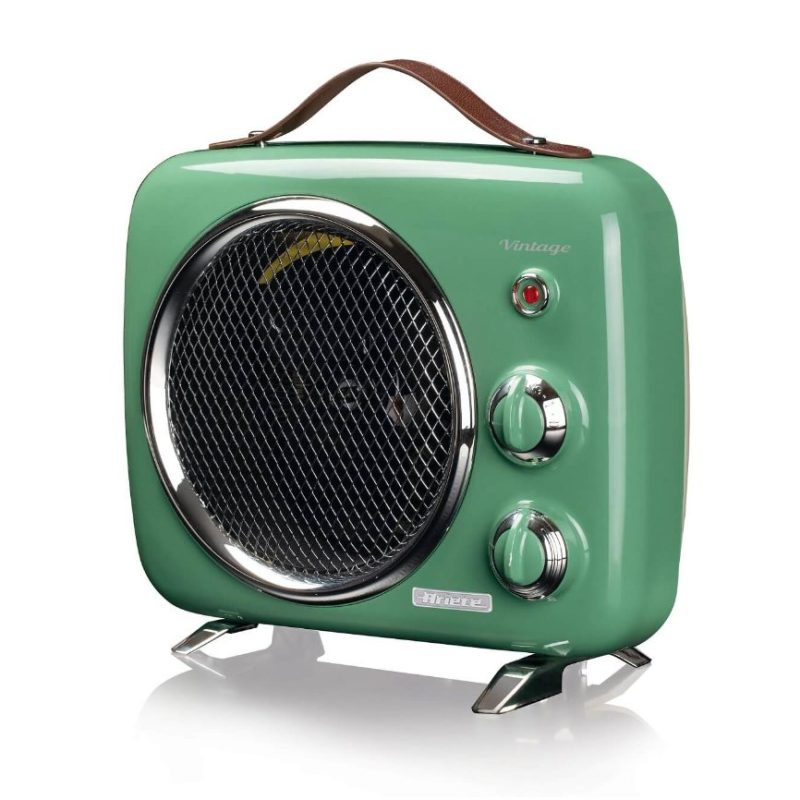 Зелено радио в ретро стил с кожена дръжка и хромирани копчета на бял фон.