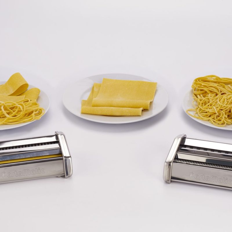 Три вида паста със съответните Електрическа машина за паста PASTAMATIC приставки на бял фон; лазаня, фетучини и спагети.