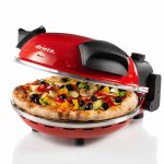 Изречение с име на продукт: Електрическа фурна за пица с каменна плоча "ПИЦА ЗА 4 МИНУТИ" с отворен капак, разкриващ изпечена пица, гарнирана със зеленчуци и маслини на бял фон.