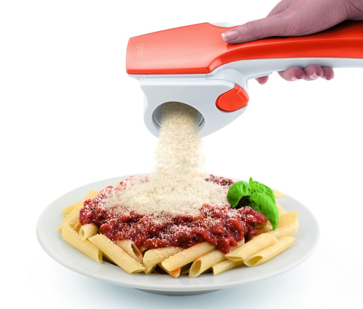 С помощта на Електрическо ренде GRATÌ 2.0 спагетите се поръсват върху чиния.