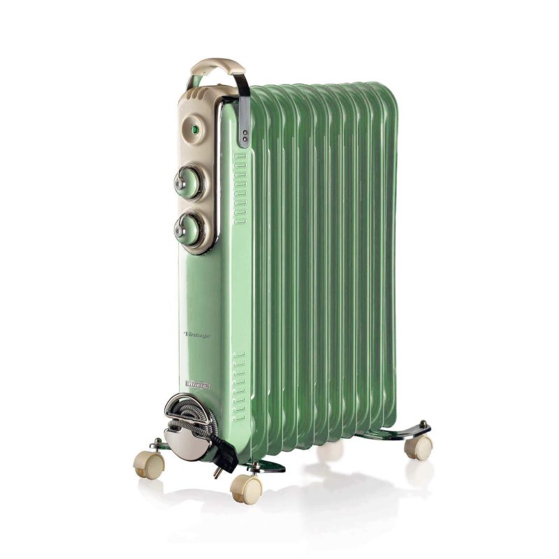 Зелен преносим маслен радиатор VINTAGE на колелца с копчета за управление и кабел, изолиран на бял фон.