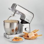 Мултифункционален кухненски робот Gourmet Професионален миксер с хляб и хлебчета на бял фон.