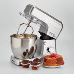 Мултифункционален кухненски робот Gourmet Професионален сребърен миксер с кексчета и кексчета до него.