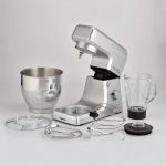 Мултифункционален кухненски робот Gourmet Професионален сребърен миксер с блендер, бъркалка и други кухненски прибори.