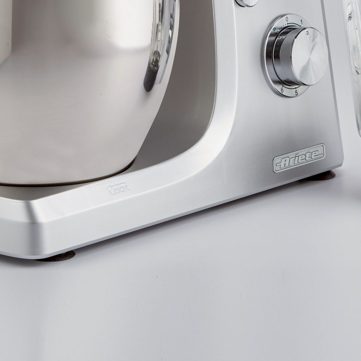 Мултифункционален кухненски робот Gourmet Професионален сребърен миксер, разположен върху бяла повърхност.
