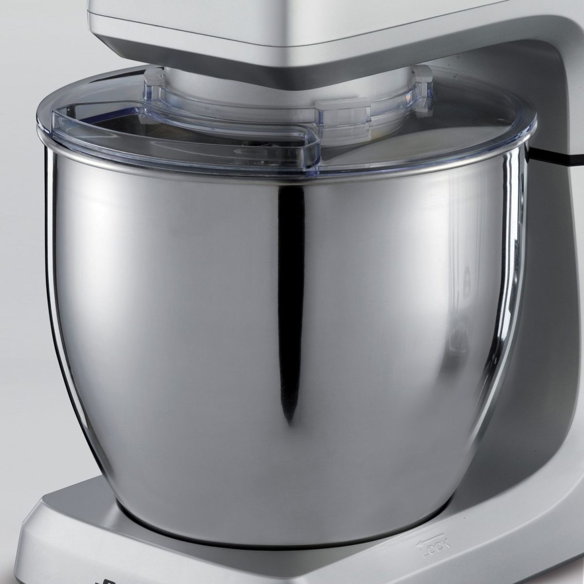 Мултифункционален кухненски робот Gourmet Professional със сребърна купа на бял фон.