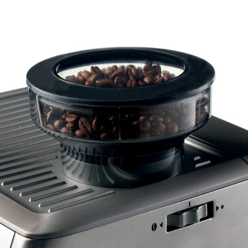 Кафемашина с вградена мелачка ESPRESSO METAL PRO TOUCHSCREEN с тъчскрийн, пълен с кафяви кафеени зърна, в основата му.