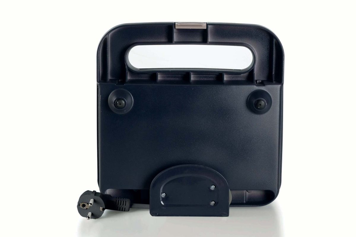 Черна пластмасова кутия с черна дръжка, идеална за приготвяне на сандвичи или препичане със Сандвич мейкър тостер ЗАКУСКА.