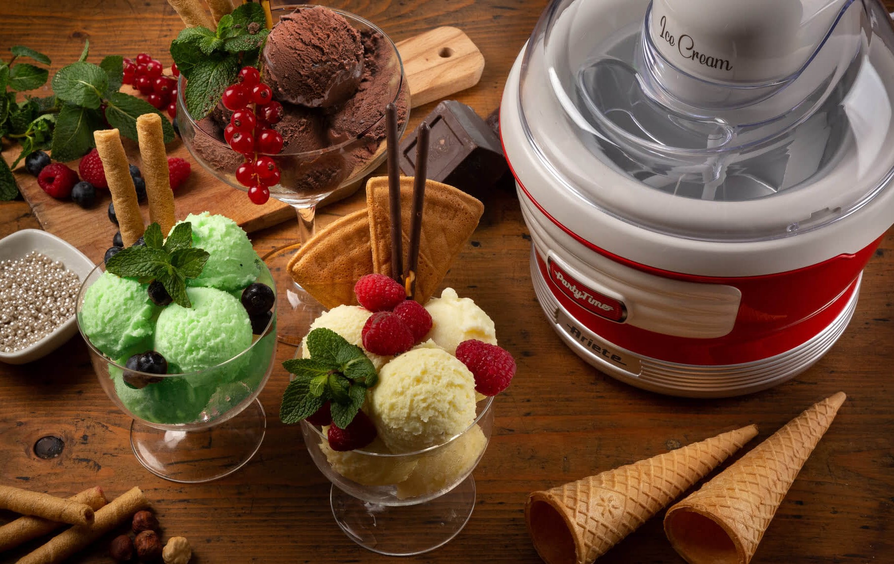 Машина за сладолед PARTY TIME седи на маса до купа със сладолед.