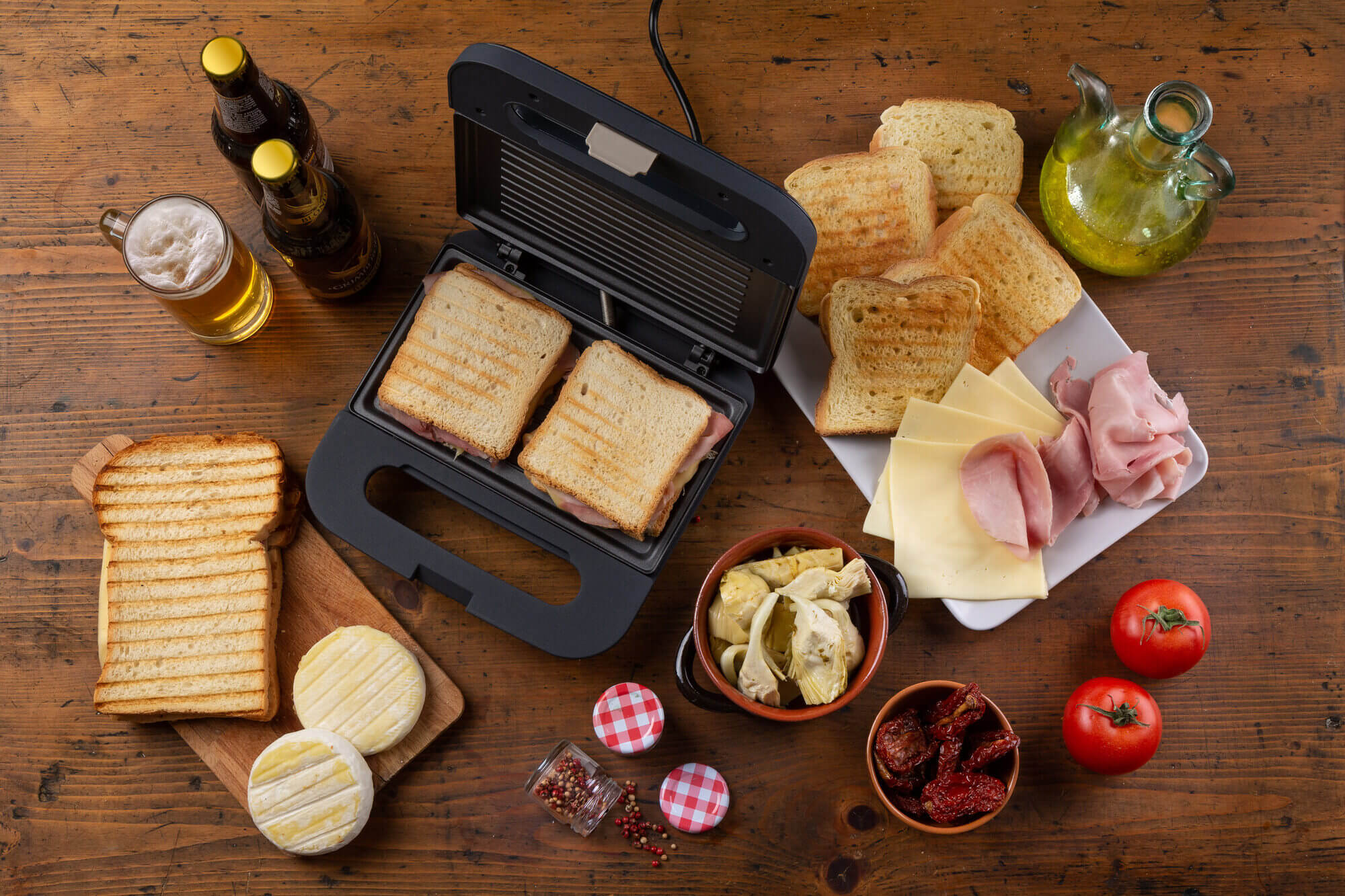 Сандвич мейкър тостер ЗАКУСКА с хляб, сирене и домати на дървена маса.