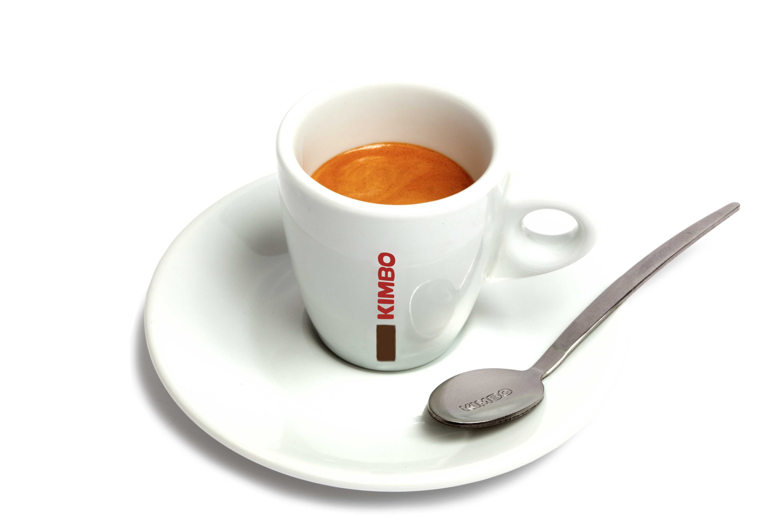 Чаша KIMBO AROMA GOLD – МЛЯНО КАФЕ 250 ГР. кафе с лъжица върху чинийка.