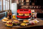 Уред за бургери и сандвичи Party Time - Червена машина с бургери и бира на маса.