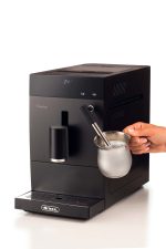 Кафемашина Кафеавтомат Diadema Automatica с ръка, държаща чаша.