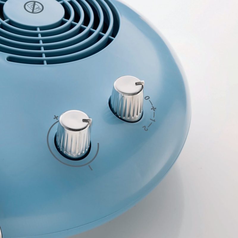 Син електрически нагревател върху бяла повърхност, известен като Вентилаторна печка Vintage 2.0.