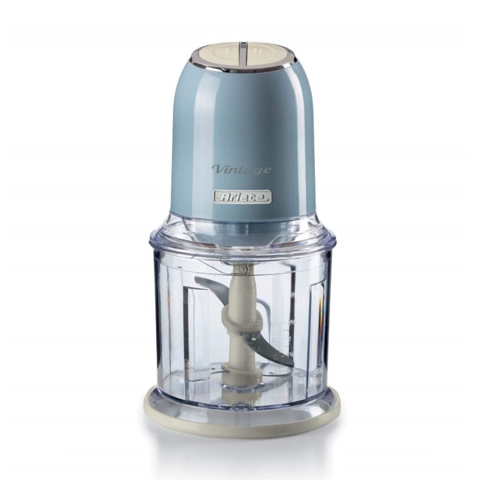 Чопър VINTAGE е компактен, светлосиньо-бял електрически кухненски робот с прозрачен пластмасов контейнер и остриета от неръждаема стомана.