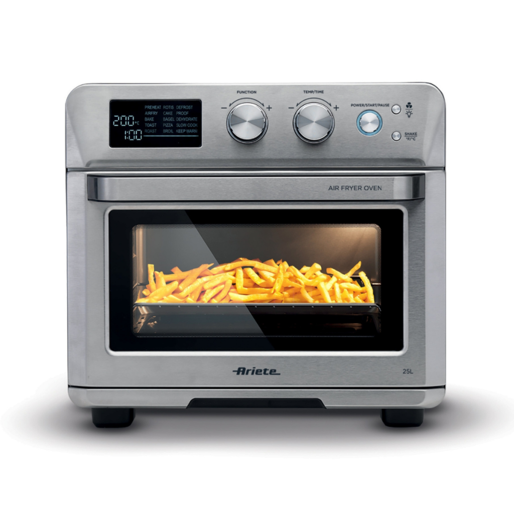Фурна с горещ въздух и грил AIR FRYER OVEN 25 л, приготвя тава с пържени картофи с цифрови бутони.