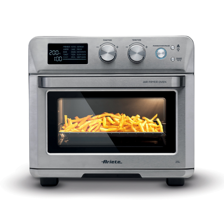 Фурна с горещ въздух и грил AIR FRYER OVEN 25 л, приготвя тава с пържени картофи с цифрови бутони.