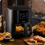Фритюрник с горещ въздух AIR FRYER MAXI 6 л с цифров дисплей, заобиколен от храна, подредена на дървена маса.