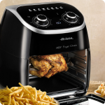 Фурна с горещ въздух и грил AIR FRYER OVEN 11 л. с пиле на шиш; картофи отпред върху тава.