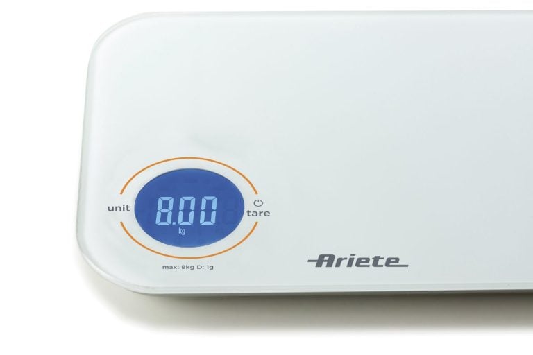 Дигиталната кухненска везна BILANCIA DIGITALE показва тегло от 8,00 кг на син дигитален екран и разполага с бутони с надпис "единица" и "тара".