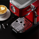 Кафемашина ESPRESSO SLIM MODERNA с портфилтър, дюза за пара и лате върху черен плот.