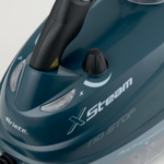 Близък план на ръчна парочистачка XSTEAM с черна дръжка и обозначени контроли.