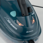 Близък план на зелена парочистачка XSTEAM с индикатори за захранване и бутони за управление на горния панел.