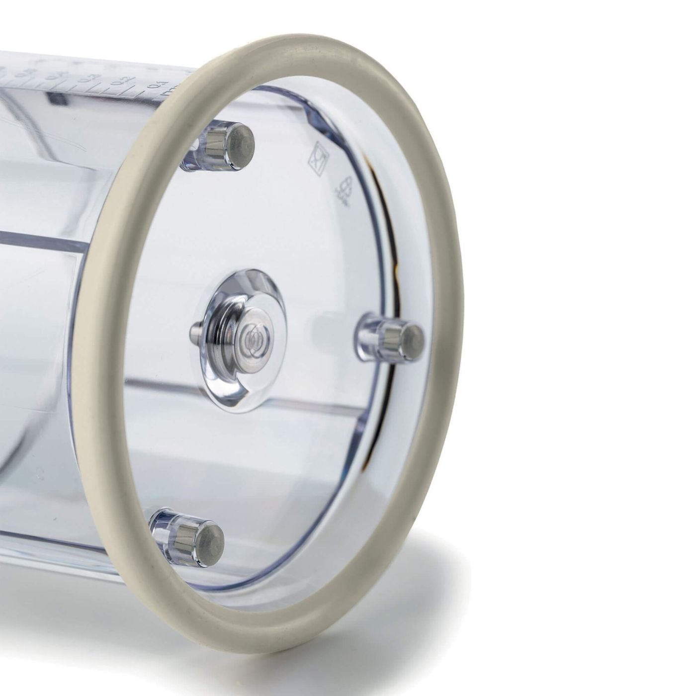 Изглед отблизо на прозрачен цилиндричен контейнер Ariete с бял ръб и малки метални компоненти, прикрепени към основата.