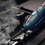 Парочистачката STEAM MOP 10 в 1 почиства копчетата на газовите печки с видимо издигане на пара.
