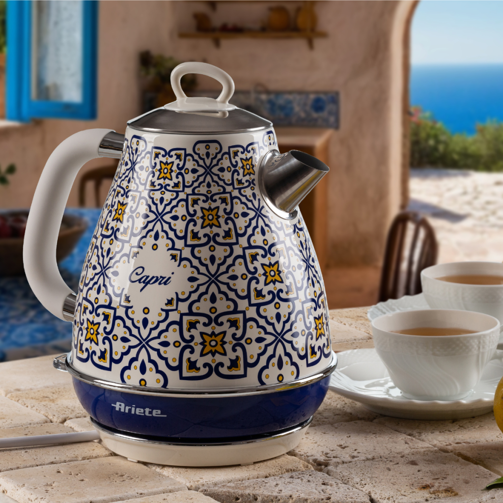 Електрическа кана VINTAGE, 1,7 л – Capri с рисунка, подходяща за до две чаши чай върху каменна повърхност.