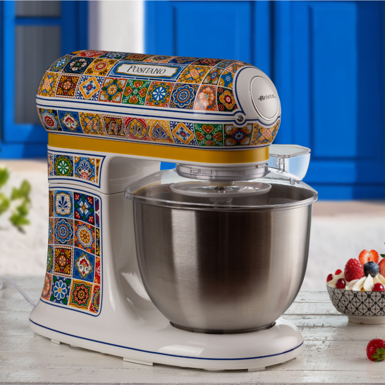 Планетен миксер VINTAGE, 2400 W – Positano с цветни мотиви до купа със смесени плодове и сметана на бяла маса.