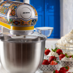 Планетен миксер VINTAGE, 2400 W – „Позитано“ върху тава с ягоди и сметана, на фона на сини врати.