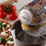 Планетен миксер VINTAGE, 2400 W – Positano на кухненския плот до пресни домати и пица „Маргарита“.