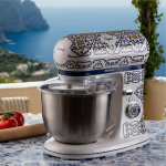 Планетен миксер VINTAGE, 2400 W – Capri стои на маса с изглед към морето, а доматите са наблизо.