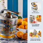 Преса за цитрусови плодове VINTAGE JUICER – Positano с ярък дизайн с мотив от плочки, на фона на пресни цитрусови плодове и сок на масата.