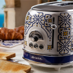 Тостер VINTAGE, за 2 филии – сини и жълти шарки „Capri“ върху плота до препечен хляб и самун.